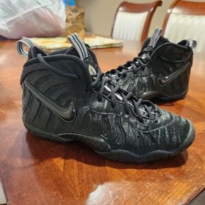 Nike Foams Size 6 Youth Used